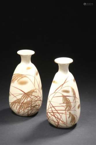 Paire de petits vases en faïence Satsuma Japon, fi…