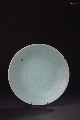 Plat en porcelaine céladon Chine, XIXe siècle À dé…