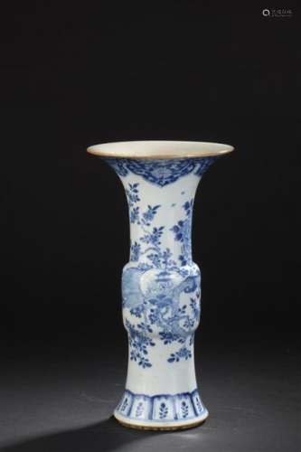 Vase Gu en porcelaine bleu blanc Chine, XVIIIe XIX…