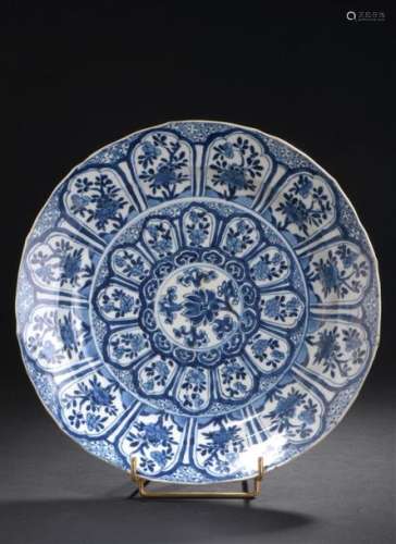 Petit plat en porcelaine bleu blanc Chine, époque …