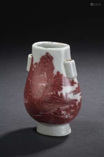 Petit vase en porcelaine blanche et rouge de cuivr…