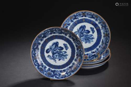 Quatre coupes en porcelaine bleu blanc et or Chine…