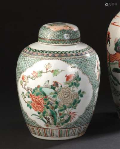 Pot couvert en porcelaine famille verte Chine, XXe…