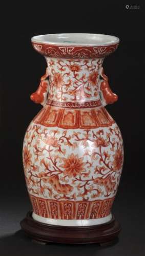 Vase en porcelaine rouge de fer Chine, début du XX…