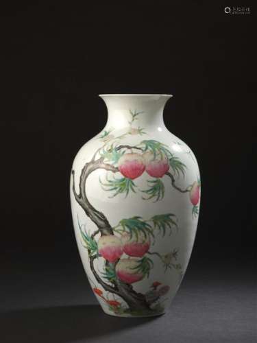 Vase tianqiuping en porcelaine famille rose Chine,…