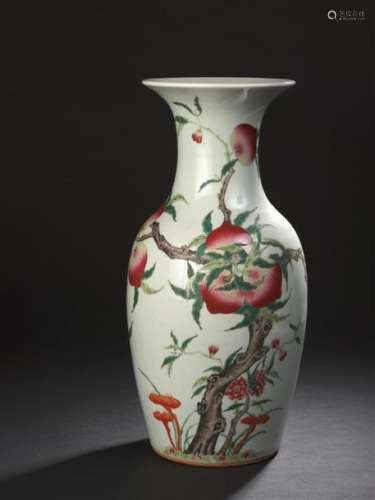 Vase en porcelaine famille rose Chine, début du XX…