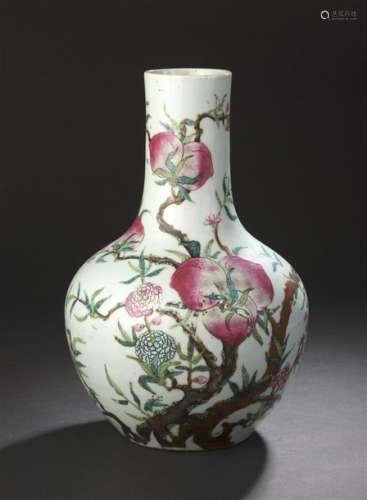 Vase en porcelaine Chine, XXe siècle De forme balu…