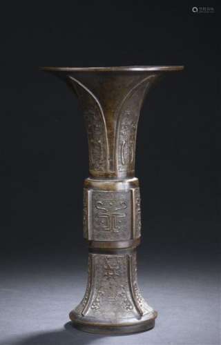 Vase Gu en bronze Chine, XIXe siècle Le col largem…