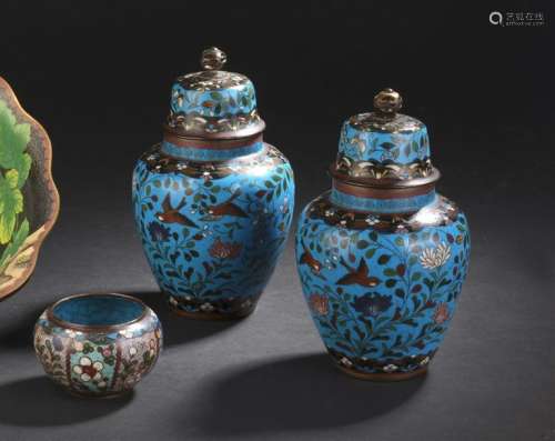 Paire de vases couverts et coupe en bronze et émau…