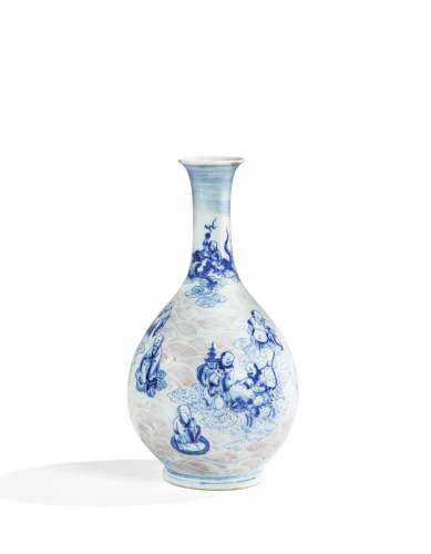 VASE BOUTEILLE EN PORCELAINE BLEU BLANC ET ROUGE DE CUIVRE DYNASTIE QING, XIXE SIÈCLE | 清十九世紀 青花釉裡紅八仙過海圖長頸瓶 | A blue and white and copper-red decorated bottle vase, Qing Dynasty, 19th century