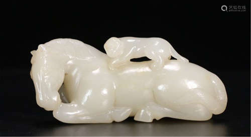 A CHINESE ANCIENT HETIAN JADE HORSE UNDER MONKEY TABLE ITEM