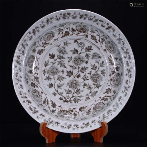 A CHINESE RED UNDER GLAZE FAMILLE ROSE FLOWER PLATE