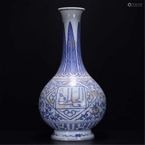 A CHINESE PORCELAIN BLUE AND WHITE FLOWER VASE