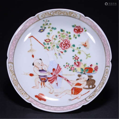 A CHINESE PORCELAIN FAMILLE ROSE FIGURE PLATE