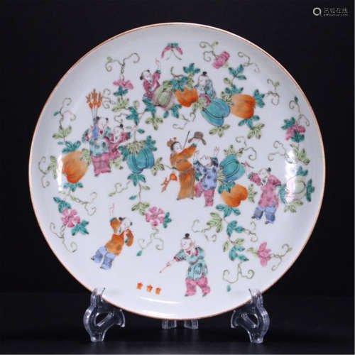 A CHINESE PORCELAIN FAMILLE ROSE FIGURE PLATE