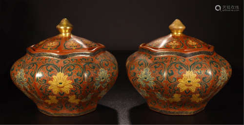A PAIR OF LACQUER FAMILLE ROSE FLOWER WITH LIDDER POTS