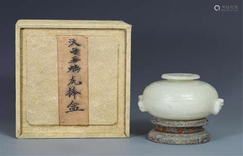 A CHINESE WHITE JADE LIDDER BOX