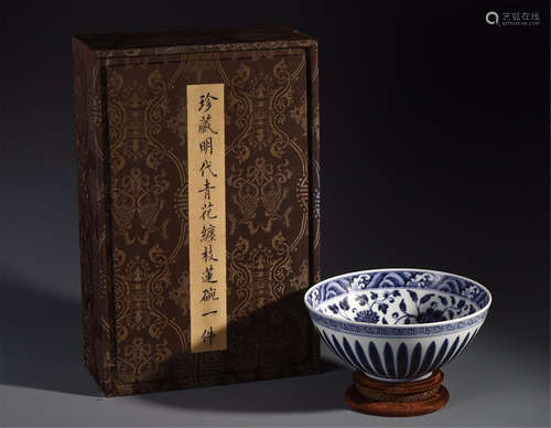 A CHINESE PORCELAIN BLUE AND WHITE FLOWER BOWL