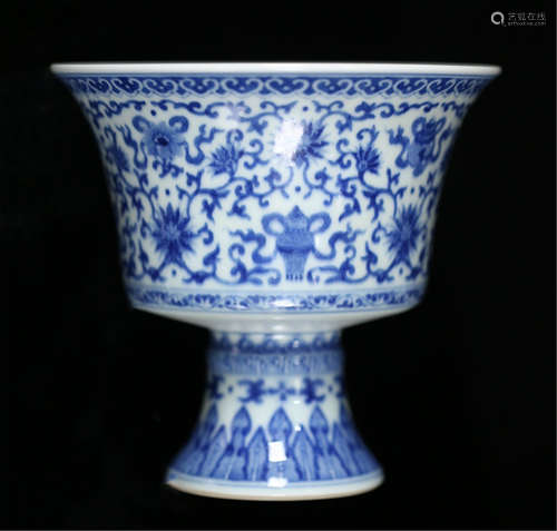 A CHINESE PORCELAIN BLUE AND WHITE BOWL