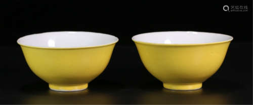 A PAIR OF CHINESE PORCELAIN YELLOW UNDER GLAZE BOWLS