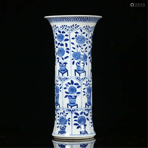 A CHINESE PORCELAIN BLUE AND WHITE FLOWER VASE