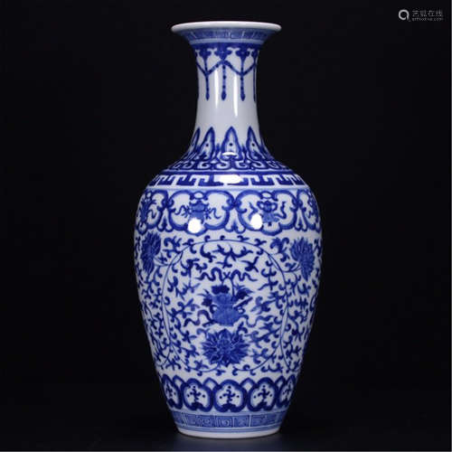 A CHINESE PORCELAIN BLUE AND WHITE FLOWER VASE