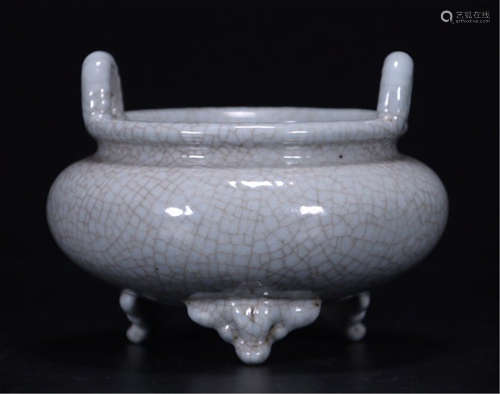 A CHINESE GE WARE CRACKED GLAZE TRIPLE FEET CENSER