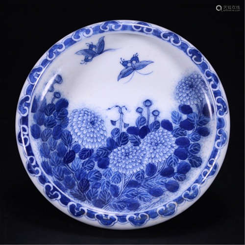 A CHINESE PORCELAIN BLUE AND WHITE FLOWER BUTTERFLY BRUSH WASHER