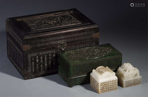 A PAIE OF CHINESE WHITE JADE DRAGON SEALS IN SPINACH JADE ROSEWOOD CASES