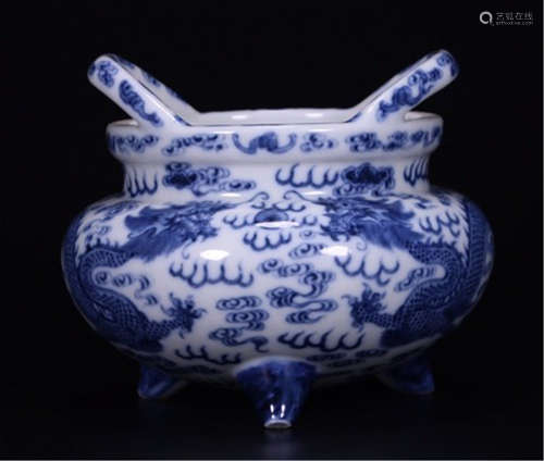 A CHINESE PORCELAIN BLUE AND WHITE DRAGON DOUBLE EARS CENSER