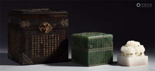 A CHINESE WHITE JADE DRAGON SEAL IN SPINACH JADE ROSEWOOD CASE