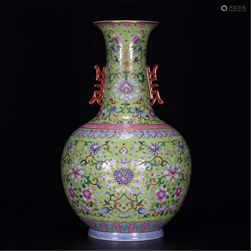 A CHINESE PORCELAIN FAMILLE ROSE FLOWER VASE