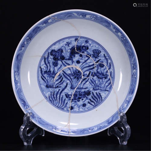 A CHINESE PORCELAIN BLUE AND WHITE FISH PLATE