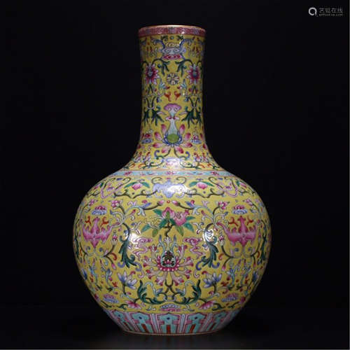 A CHINESE PORCELAIN COLOUR FLOWER VASE