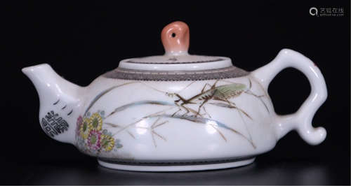 CHINESE PORCELAIN FAMILLE  FLOWER TEA POT