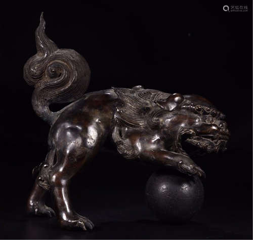 CHINESE ANCIENT BRONZE LION AND BALL TABLE ITEM