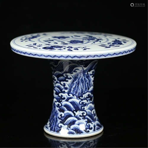 A CHINESE PORCELAIN BLUE AND WHITE TABLE