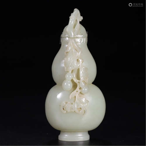 A CHINESE HETIAN JADE GOURD WITH LIDDER VASE