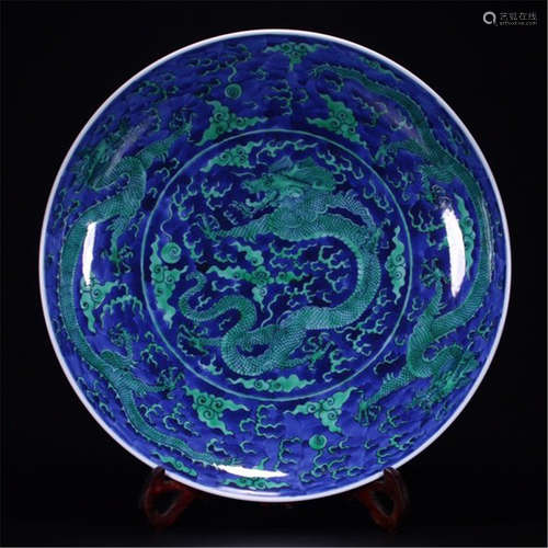 A CHINESE PORCELAIN BLUE AND WHITE GREEN UNDER GLAZE DRAGON PLATE