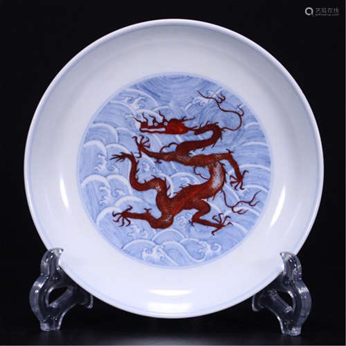 A CHINESE PORCELAIN BLUE AND WHITE RIVER RED DRAGON PLATE