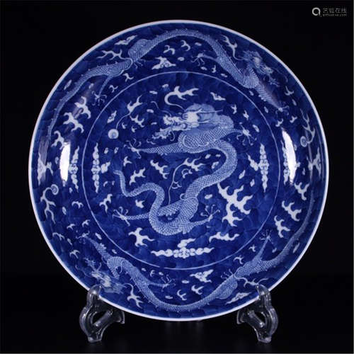 A CHINESE PORCELAIN BLUE AND WHITE RIVER DRAGON PLATE