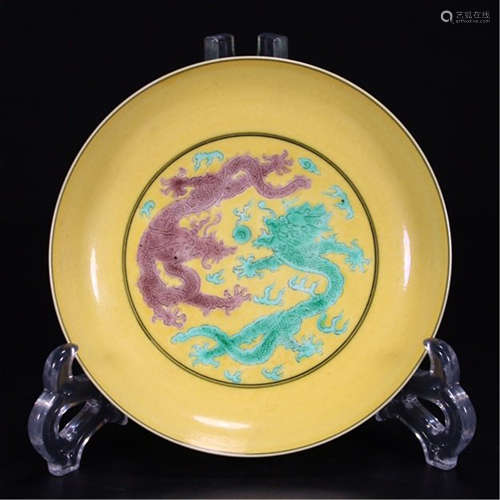 A CHINESE PORCELAIN YELLOW UNDER GLAZE DRAGON PLATE