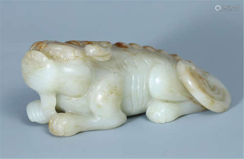 A CHINESE JADE LION TABLE ITEM