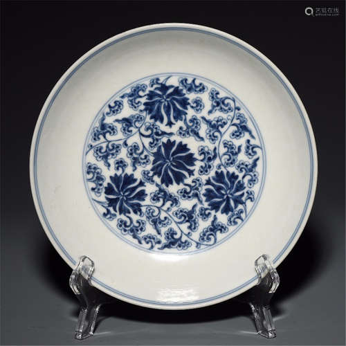 A CHINESE PORCELAIN BLUE AND WHITE FLOWER PLATE