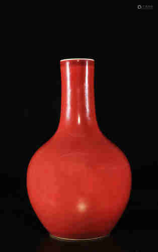 清道光 霁红釉天球瓶