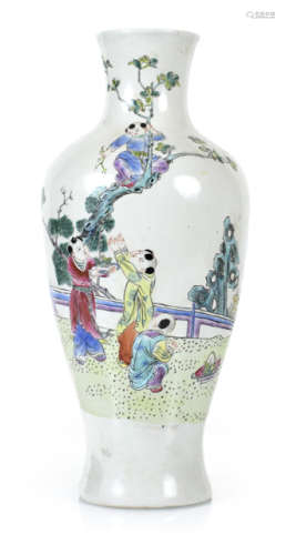 SCHULTERVASE, CHINA, 20. JH.