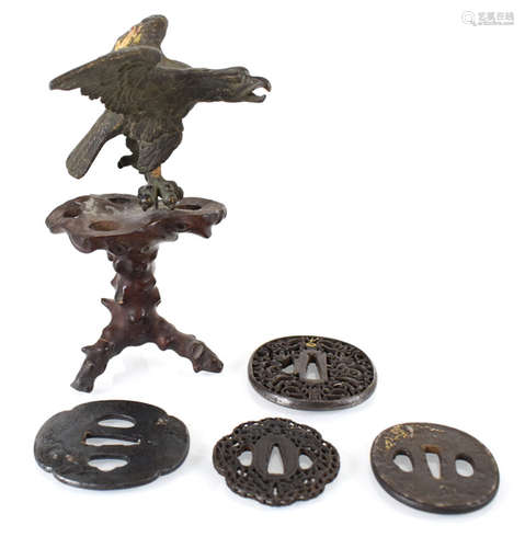 VIER TSUBA UND EINE BRONZE-