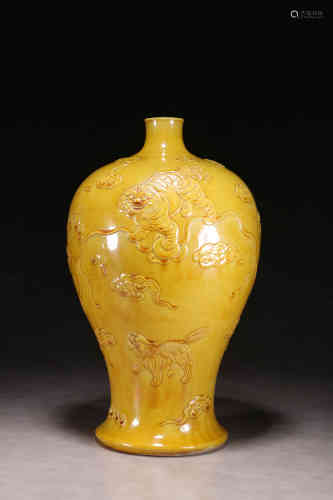 18世纪 黄釉印瑞兽纹梅瓶