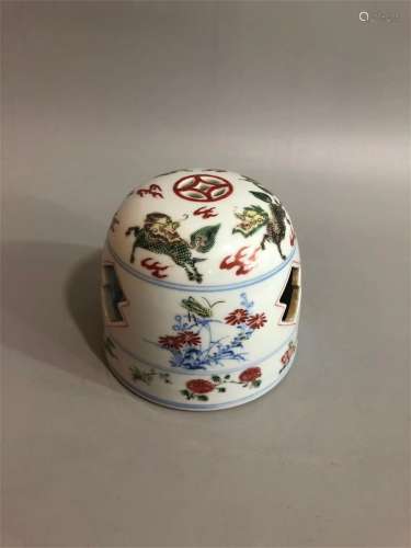 A Chinese Wu-Cai Glazed Porcelain Round Box with Cover