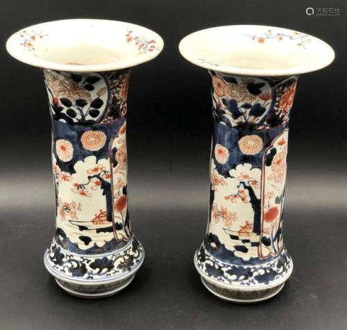 Deux vases Gu en porcelaine Imari. Japon, période …